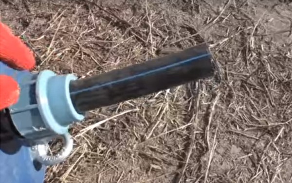 Вставляю трубу в верхнюю часть оголовка Вставляю трубу в верхнюю часть оголовка